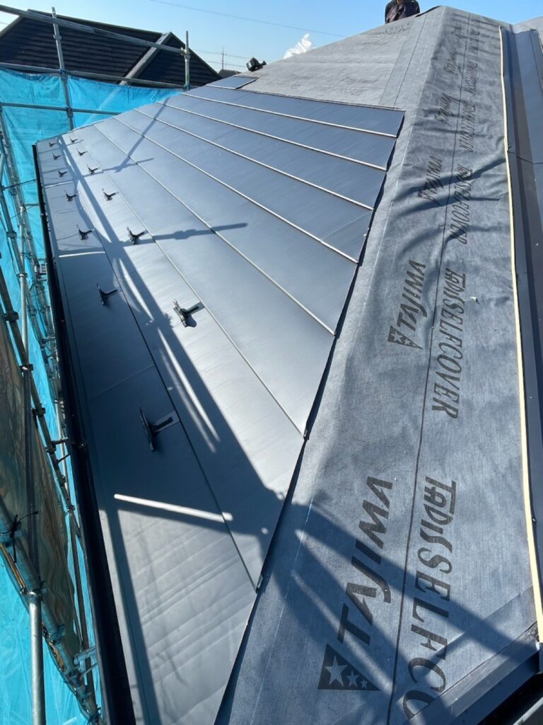 屋根本体取り付け<br />
<br />
※下から上に屋根本体を貼っていきます。